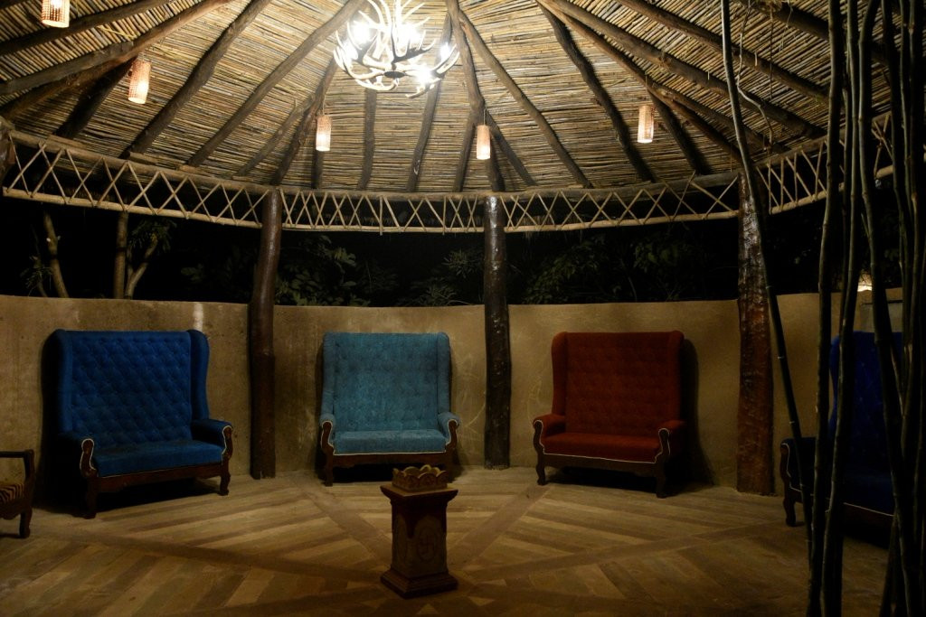 野花度假酒店主图