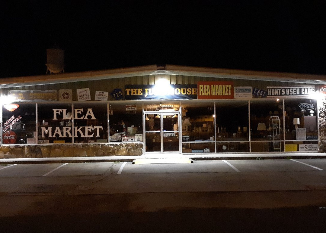The Junk House Flea Market景点图片