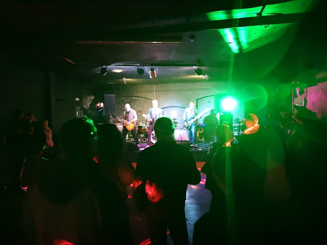 Dirty Rockers - Dr's Live Music venue-Dudley必去景点