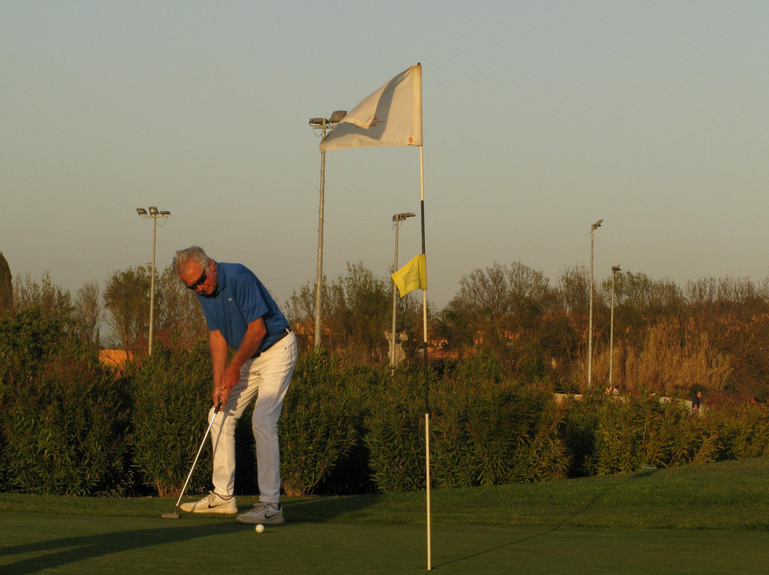 Floodlit Par 3 Golf Competition & BBQ Dinner景点图片
