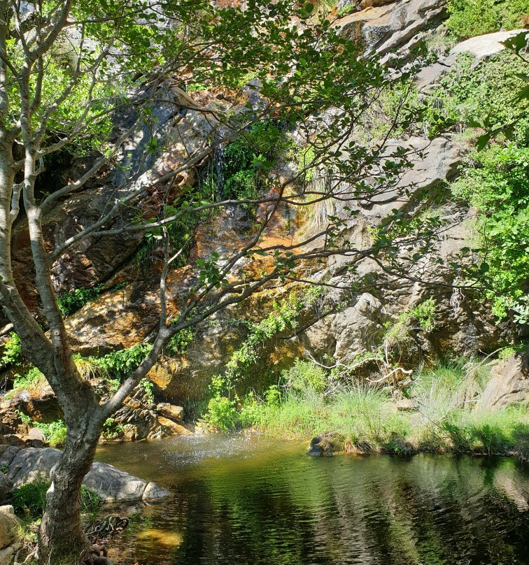 Routsouna's Waterfall景点图片