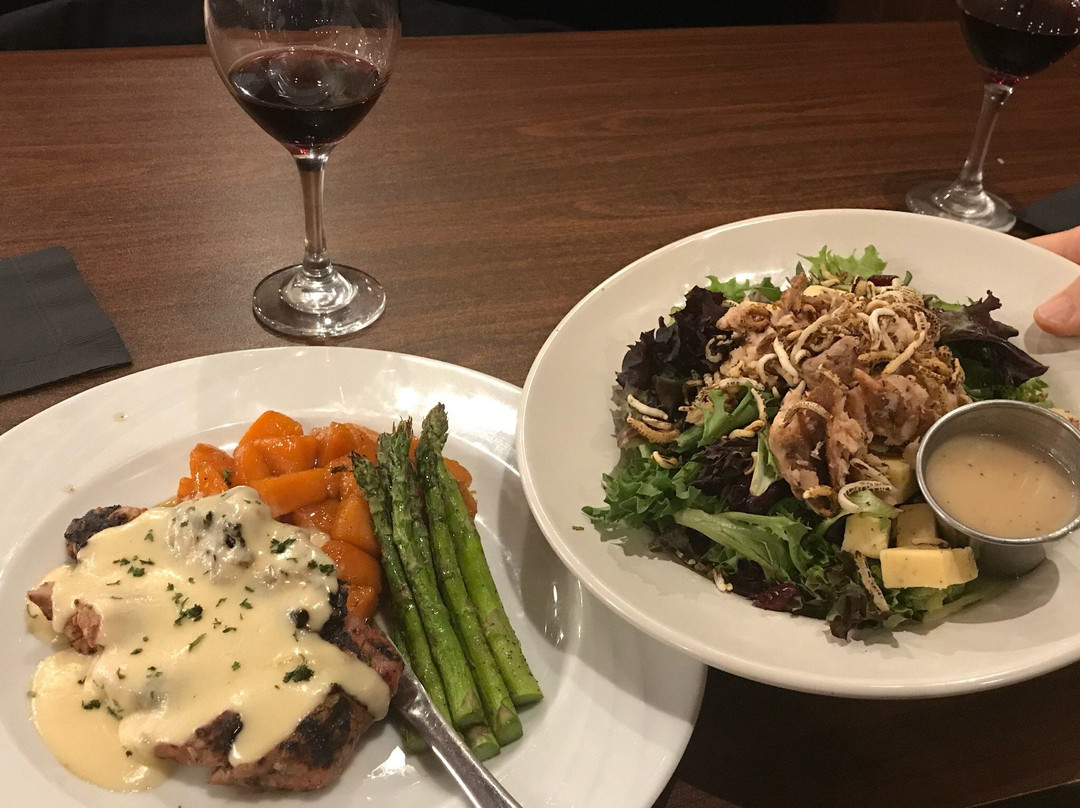 Two Harbors餐馆和美食-McQuade's Pub and Grill