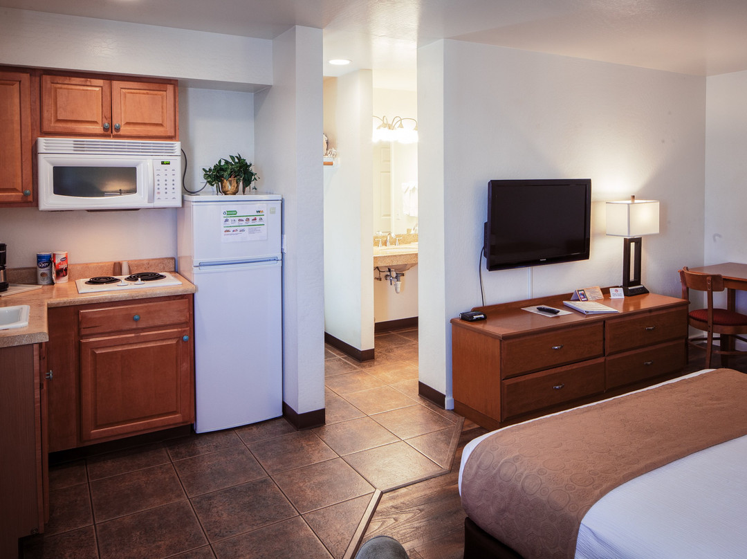 Pines Inn & Suites主图