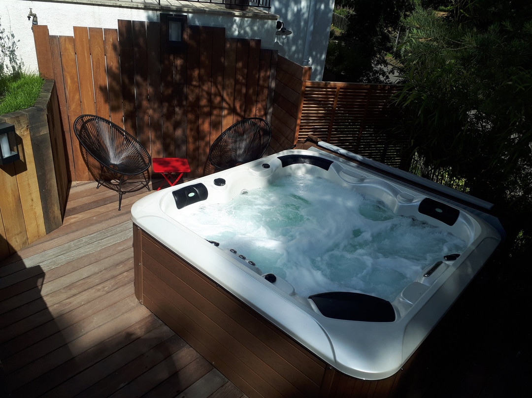 A l'Ombre des Pins主图