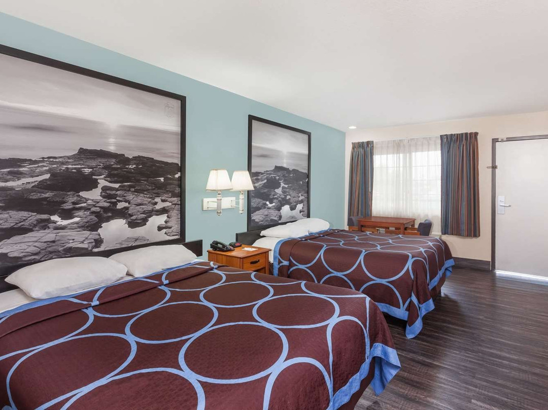 埃尔卡洪/圣迭戈温德姆速 8 酒店主图