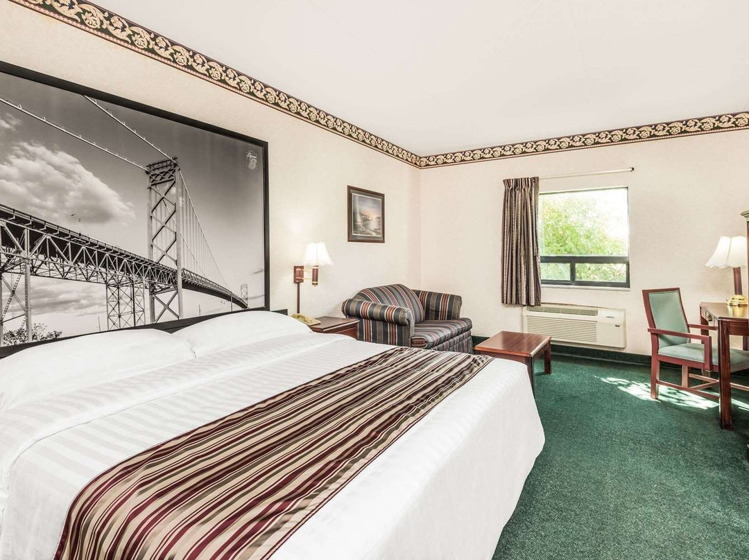Super 8 by Wyndham Ambassador Bridge Windsor ON主图