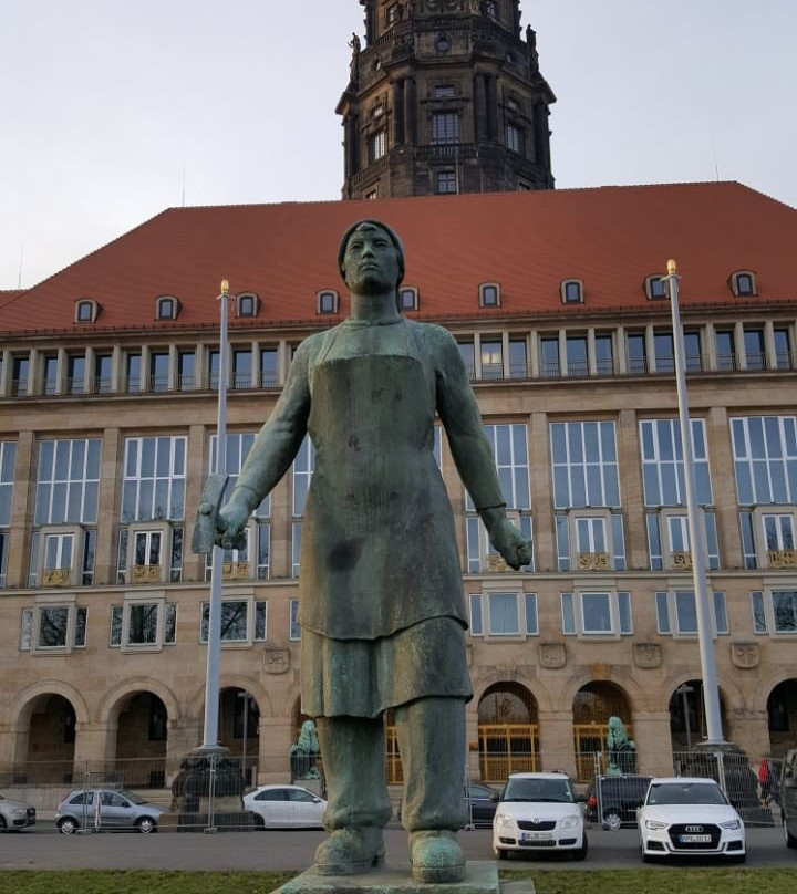 Denkmal Truemmerfrau-德累斯顿必去景点