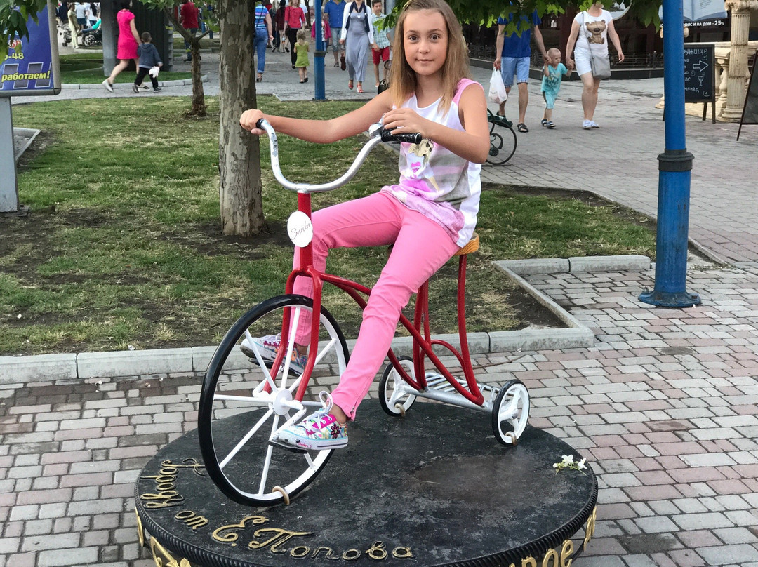 Monument Children's Bicycle-Berdyansk必去景点