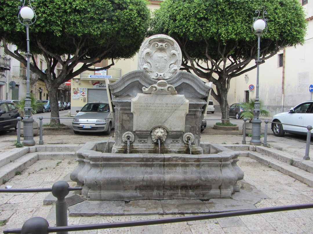 Fontana degli Otto Cannoli景点图片