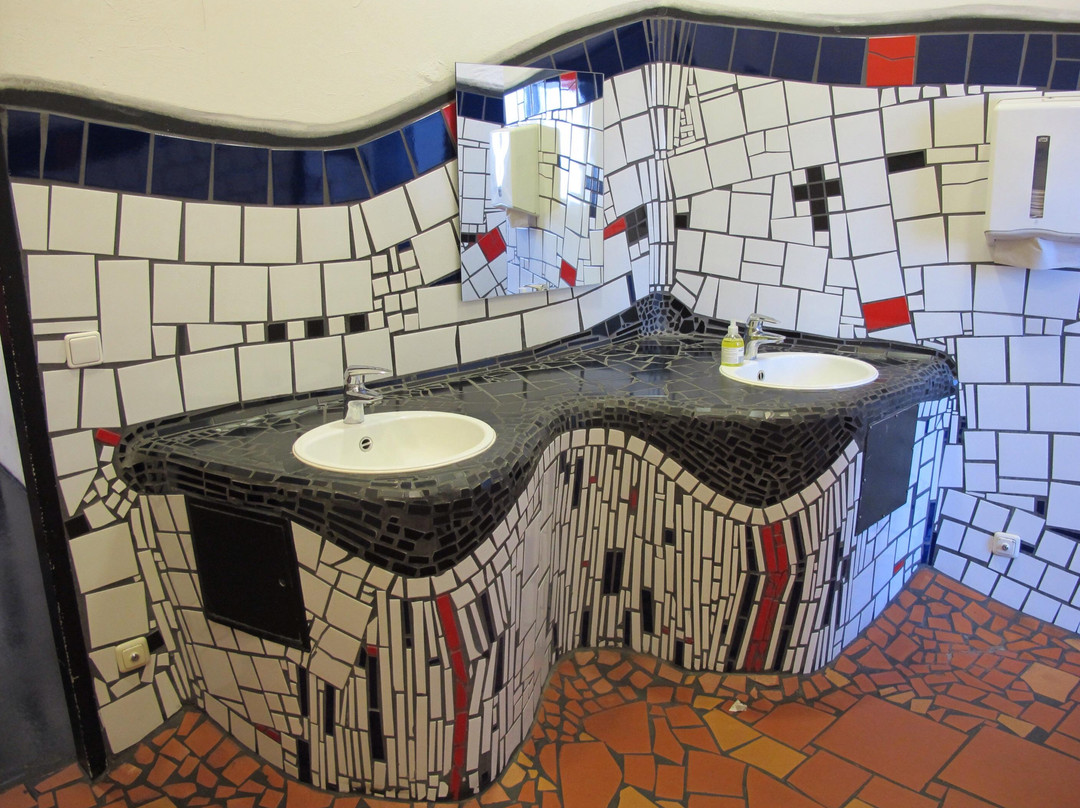 Hundertwasser-Bahnhof-于尔岑必去景点