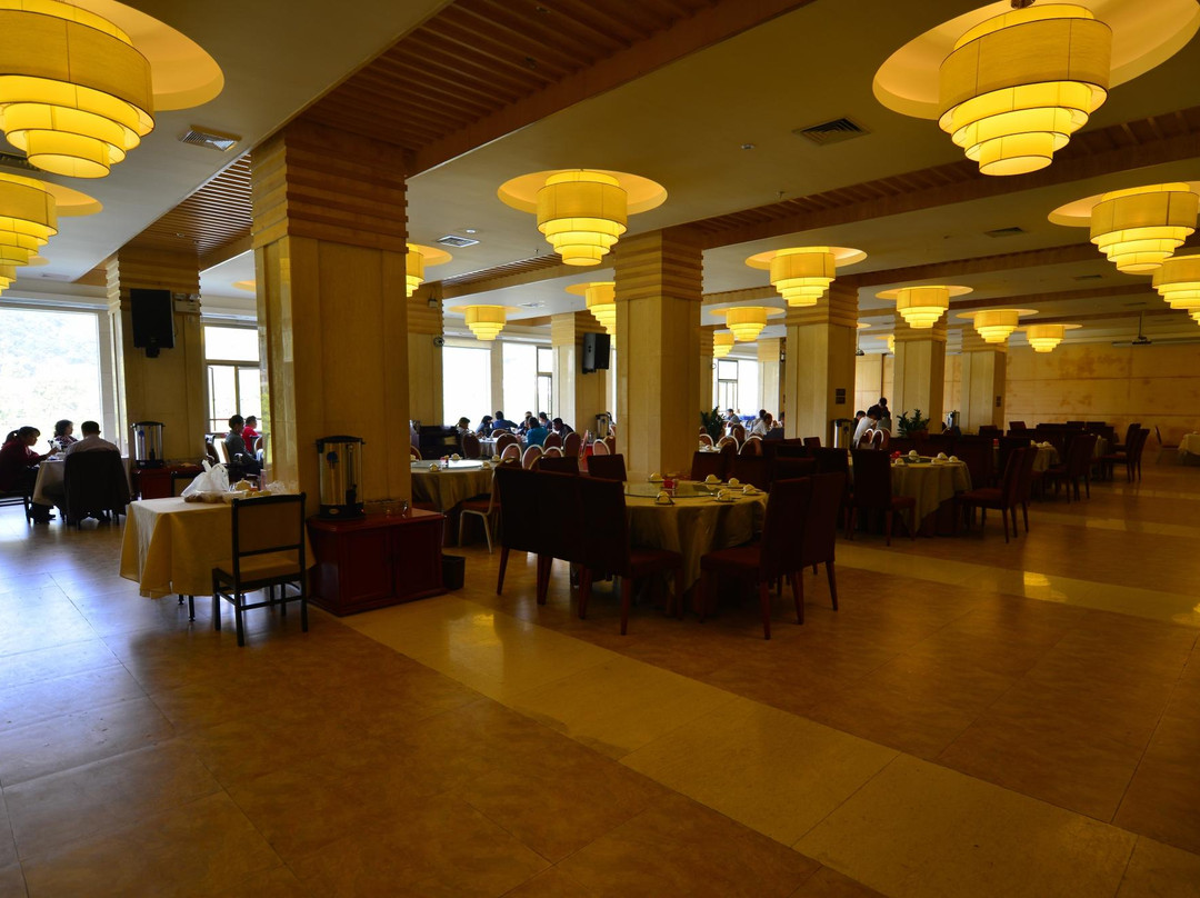 毅华温泉酒店主图