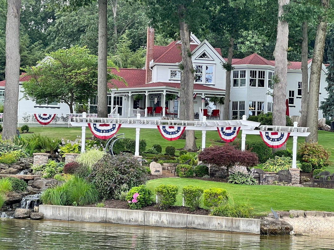 Portage Lakes Cruises景点图片