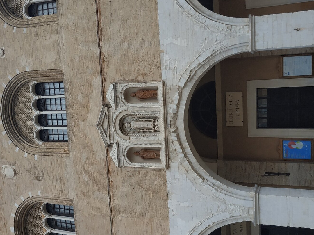 Piazza XX Settembre-法诺必去景点