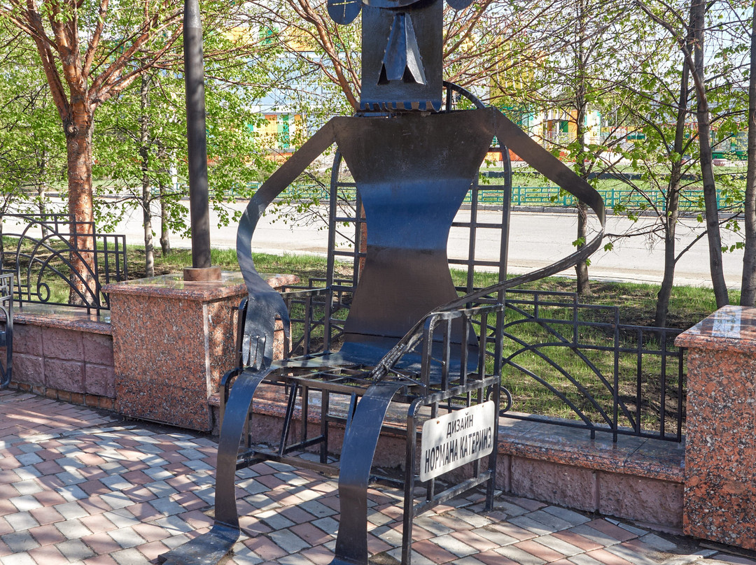 Sculpture of a Seated Man-鄂木斯克必去景点