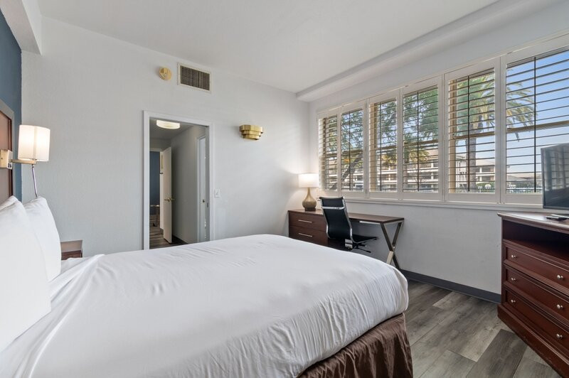 Lions Gate Hotel主图