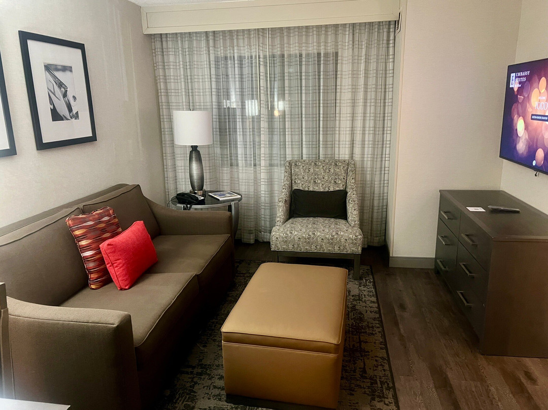 Embassy Suites by Hilton Detroit Metro Airport主图