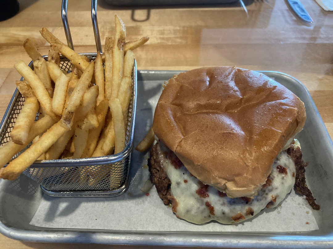 Savage Smash Burgers & Brews主图