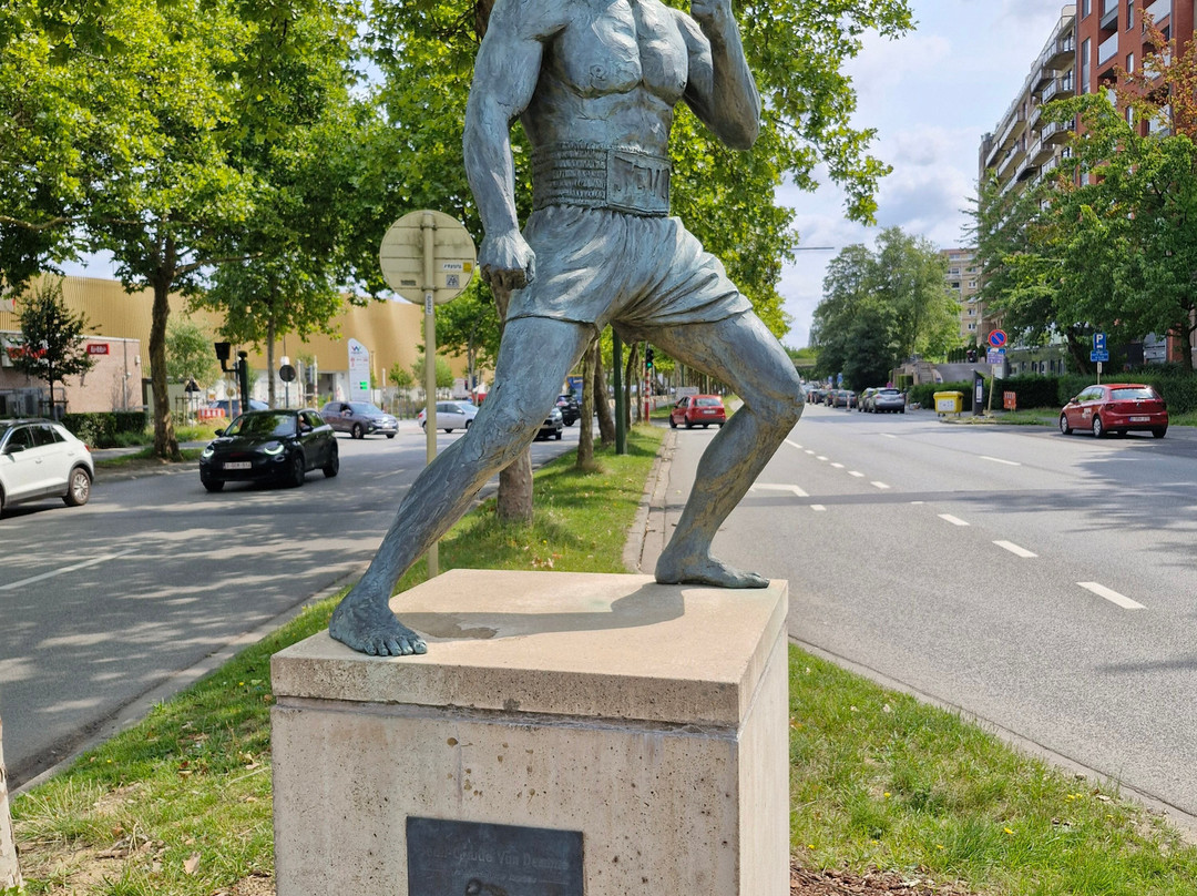 Jean-Claude Van Damme Statue-Anderlecht必去景点