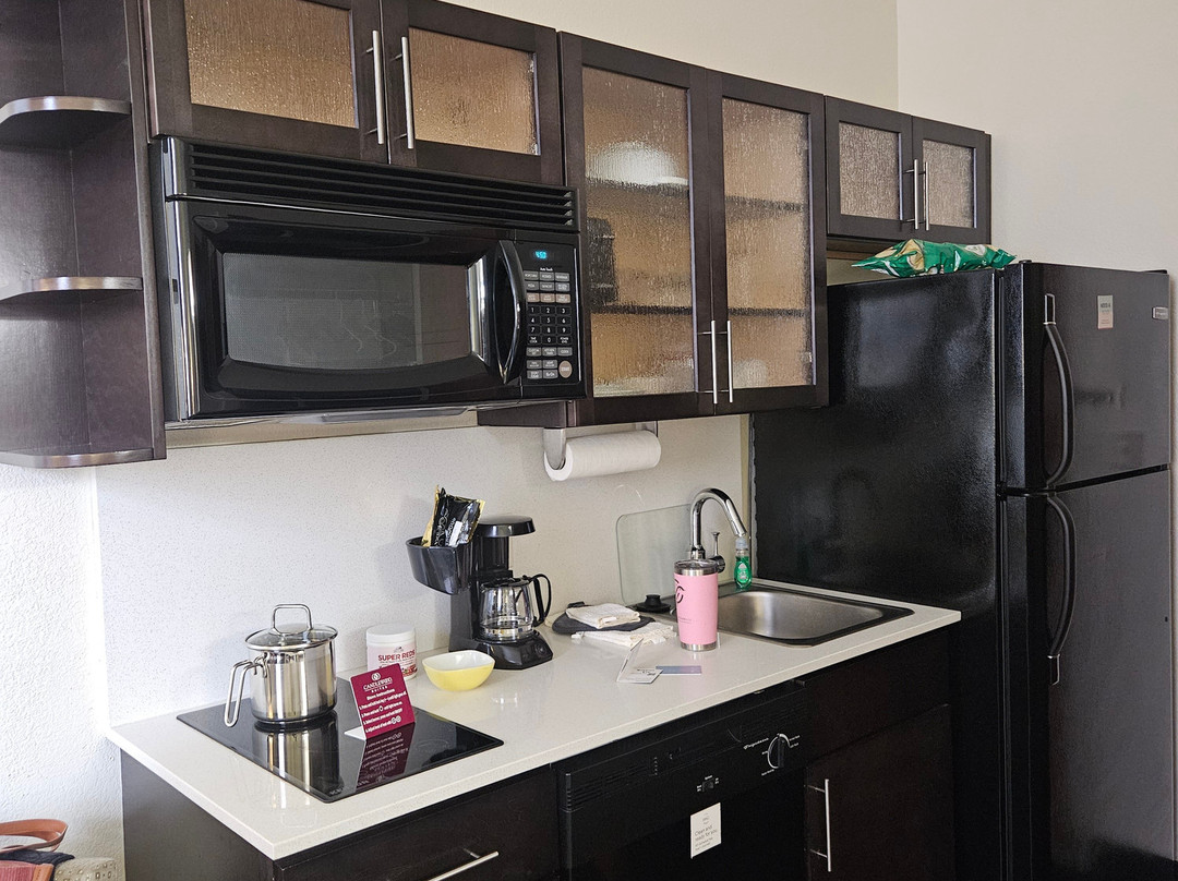 特雷霍特烛木套房酒店主图