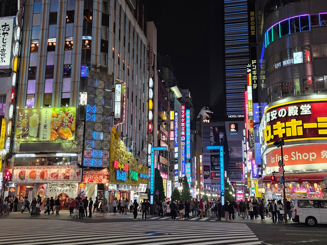 新宿哥斯拉等比头雕-Kabukicho必去景点