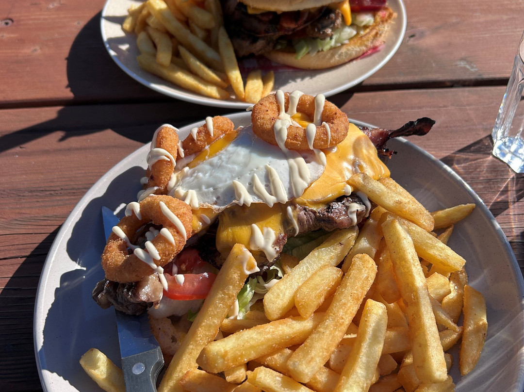 Max's On The Lake