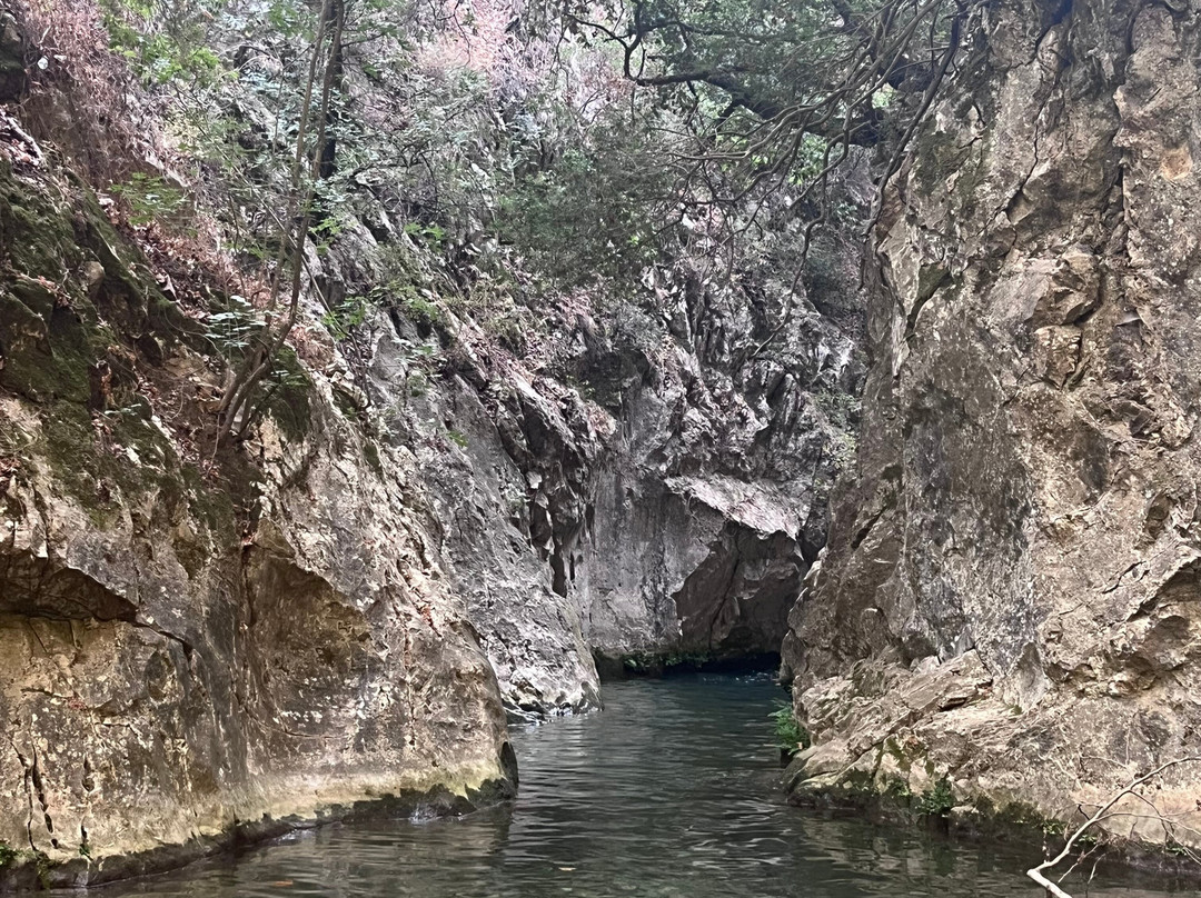 Potami Waterfalls-Karlovasi必去景点