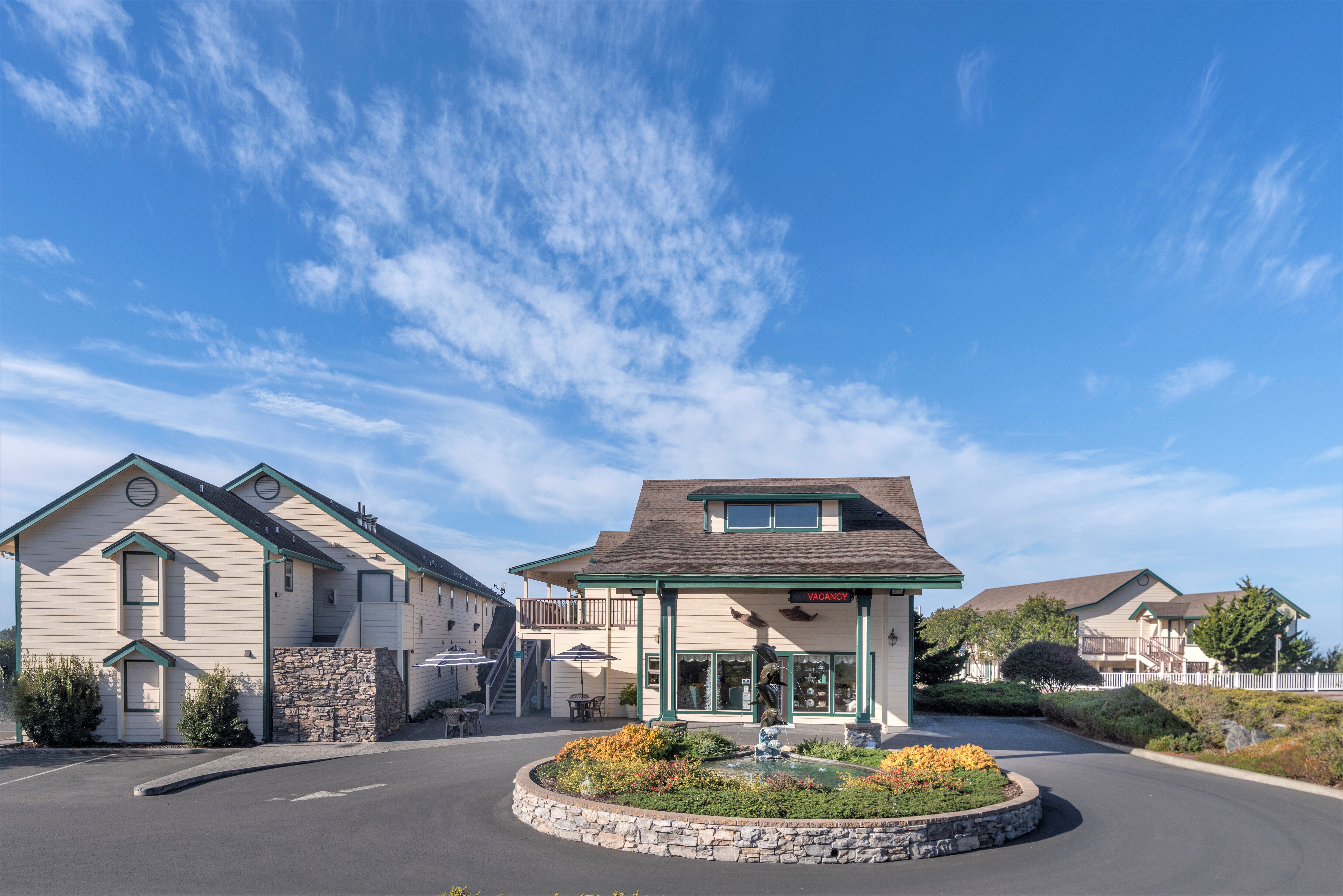 Emerald Dolphin Inn & Mini Golf-官方
