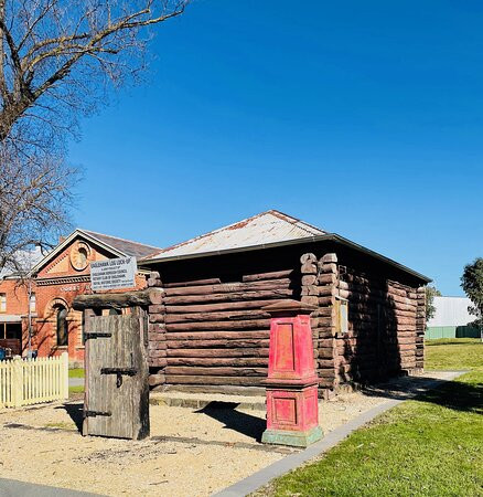 Eaglehawk Log Lock Up-Eaglehawk必去景点