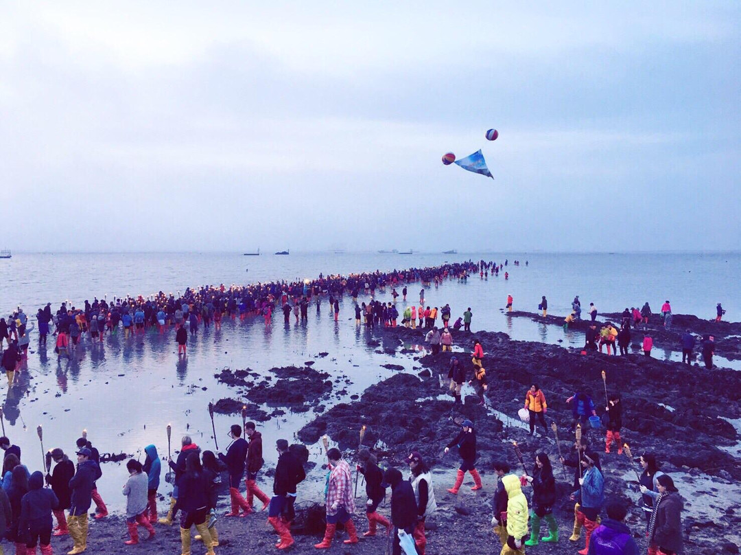 珍岛郡旅游景点-Jindo Miracle Sea Road Festival