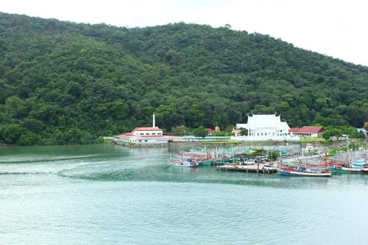 他迈旅游景点-Taksin Maharat Bridge (Laem Singha Bridge)