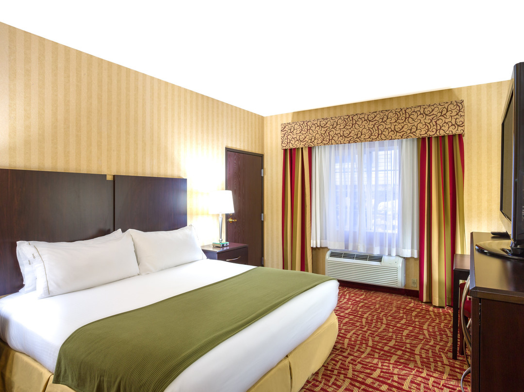 莱顿I-15快捷假日酒店主图