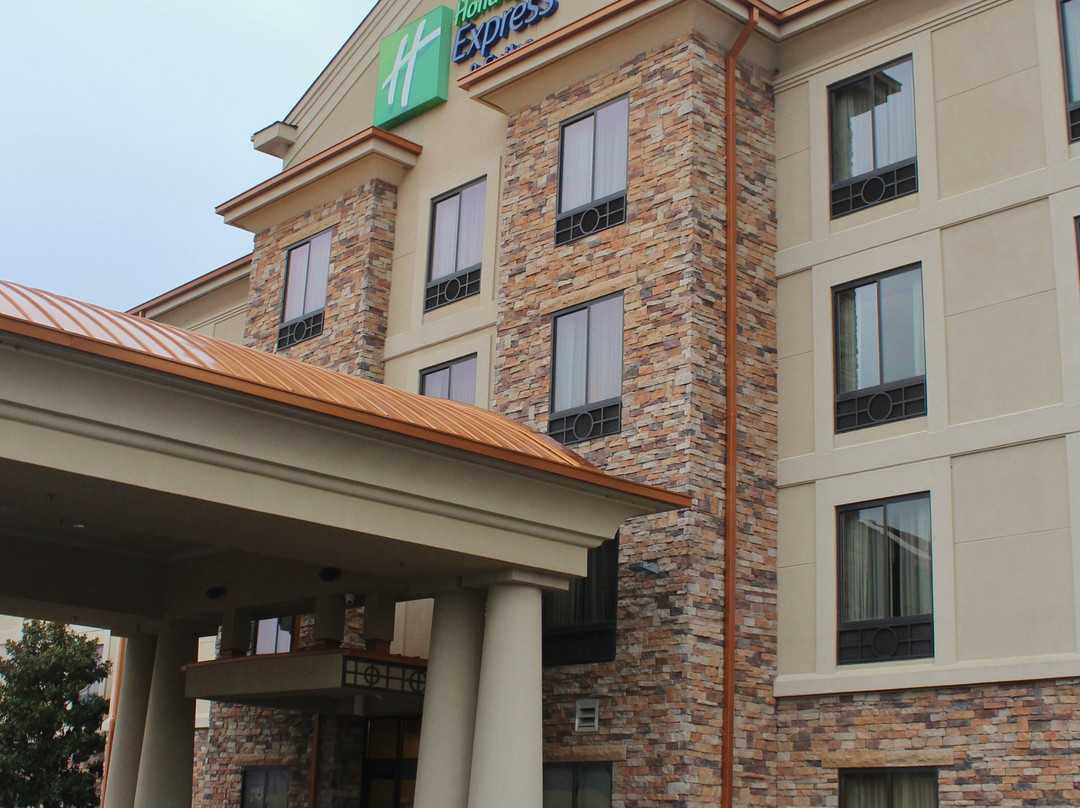 波托快捷假日&套房酒店主图