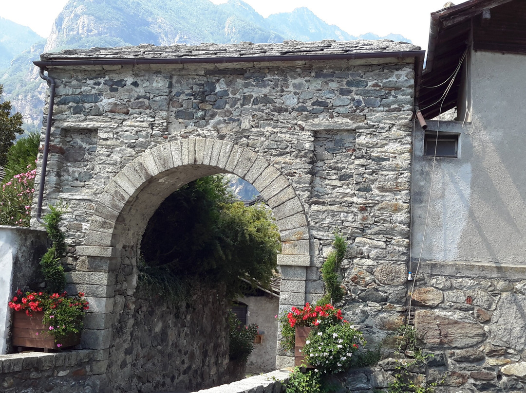 The Roman road to the Gauls and its arch景点图片