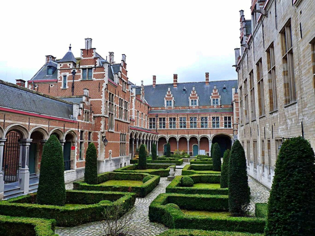 Paleis van Margareta van Oostenrijk (Palace of Margaret of Austria)景点图片