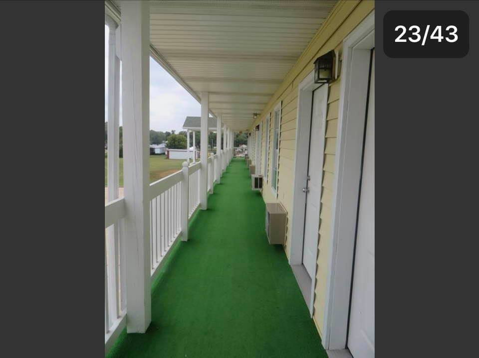 Honeysuckle Inn主图