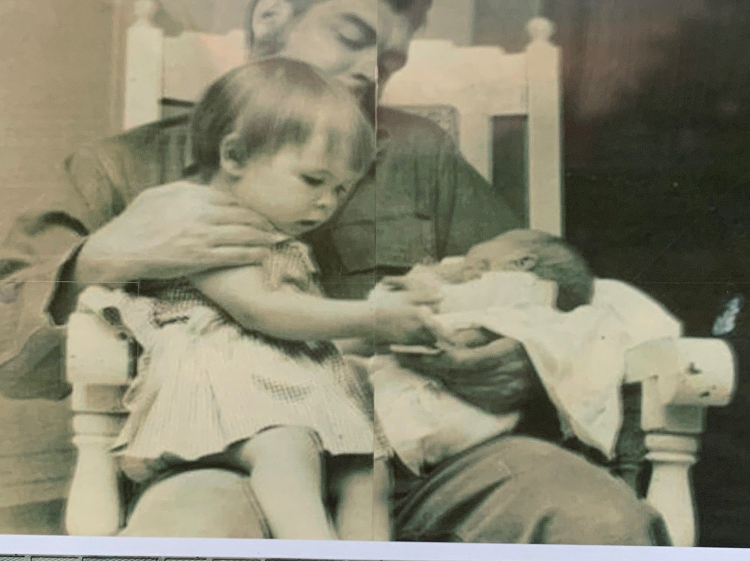 Statue of Che Guevara Holding a Child景点图片