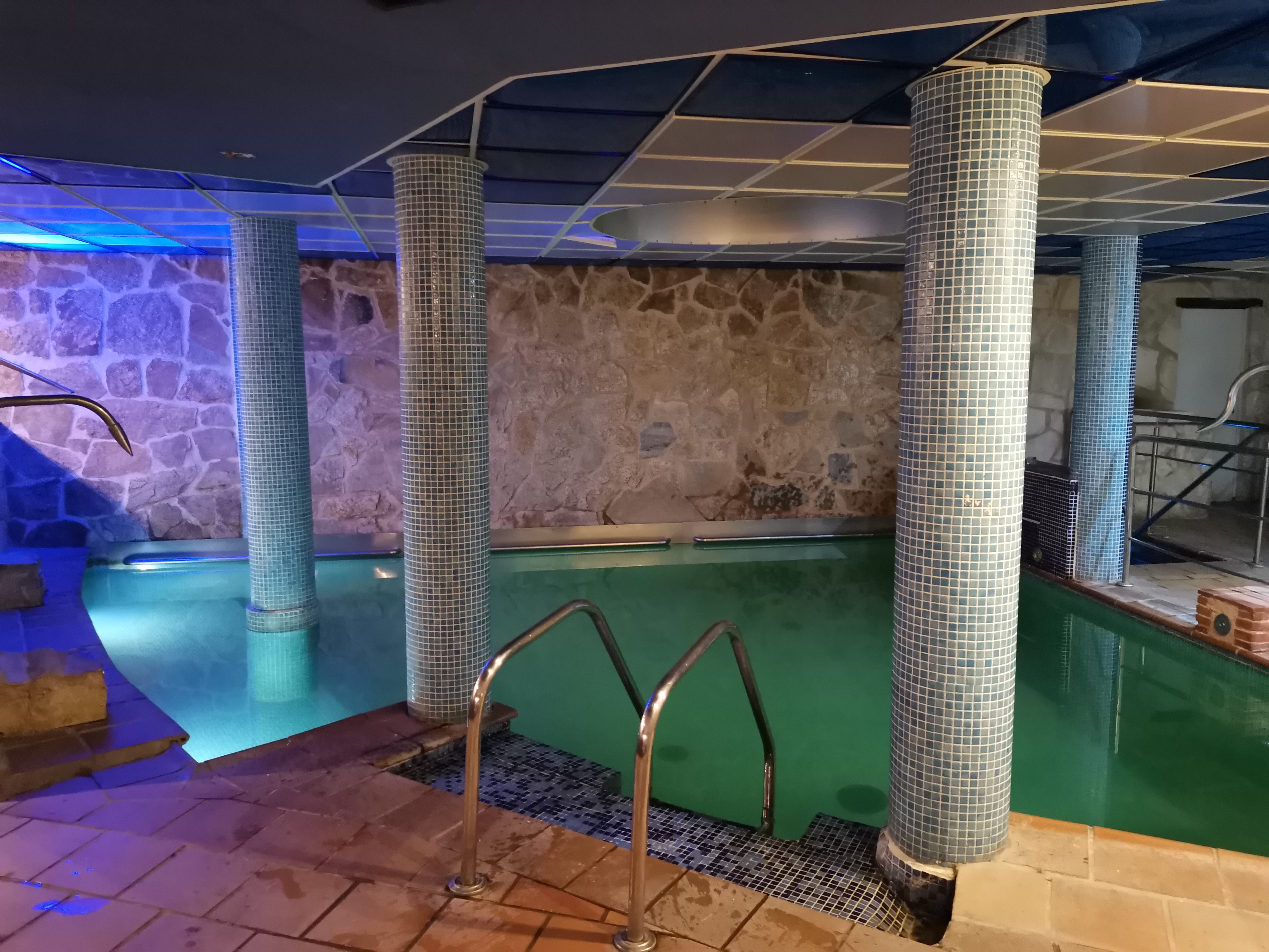 Hotel Spa Villa de Mogarraz-泳池