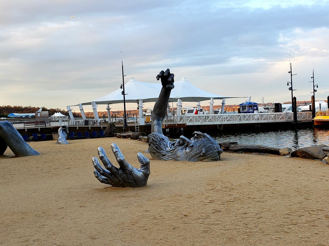 The Awakening Sculpture-国家港口必去景点