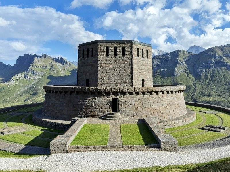 Sacrario Militare Germanico al Pordoi-Arabba必去景点