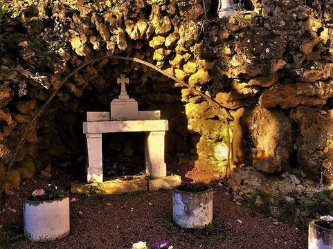 Eglise Saint Cybard-Latille必去景点