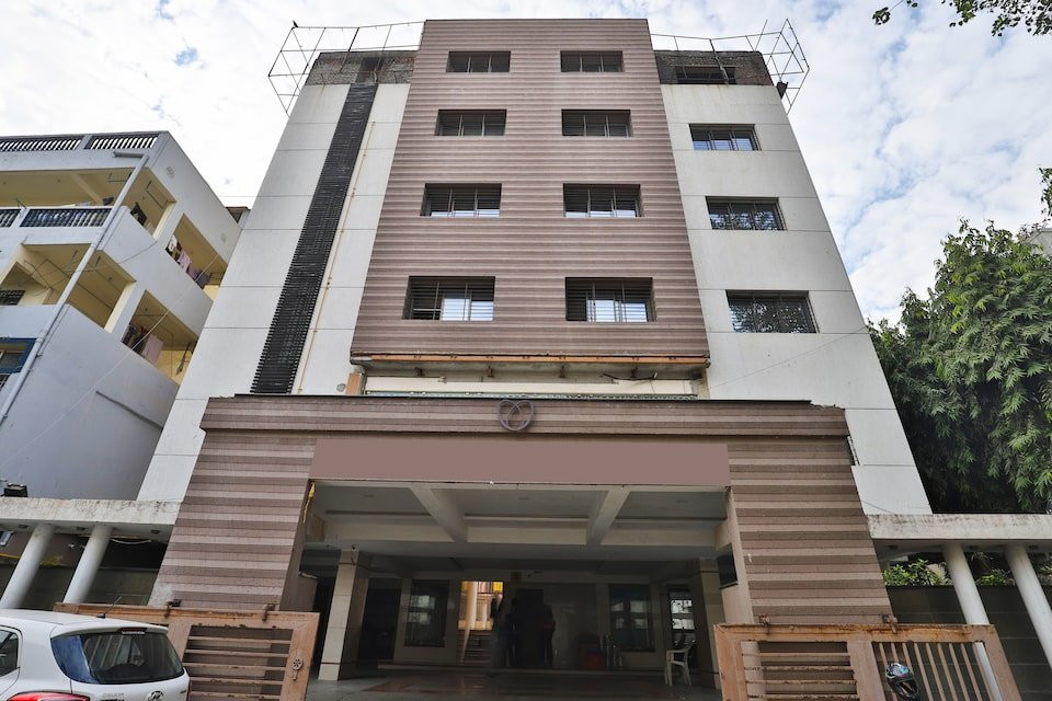 OYO 27662 Varma Palace主图