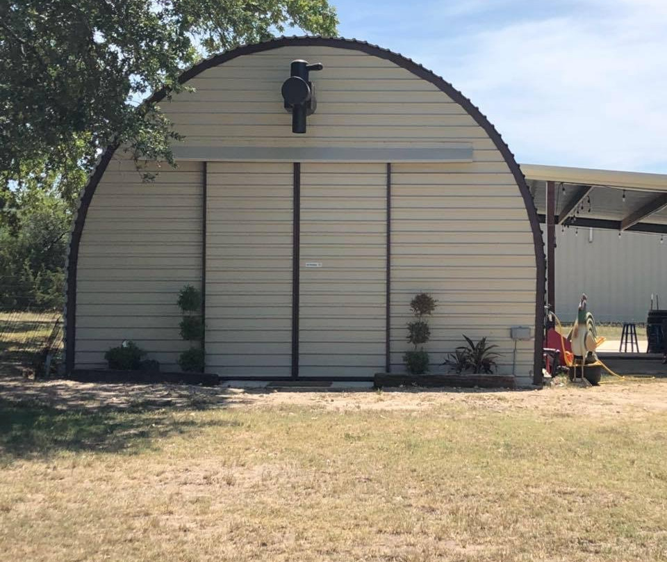 Briggs旅游景点-Caylor's Space Between Wine & Beer Yard