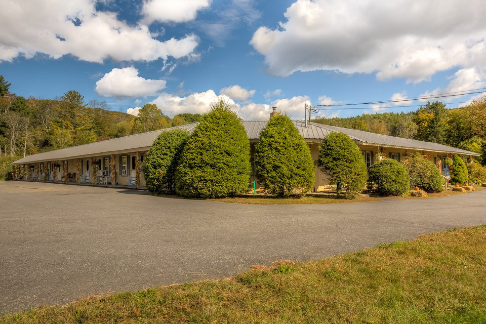 Motel In The Meadow主图