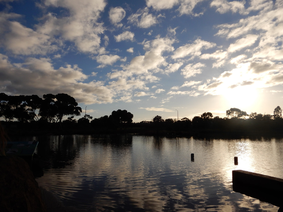Cairnlea Lakes景点图片