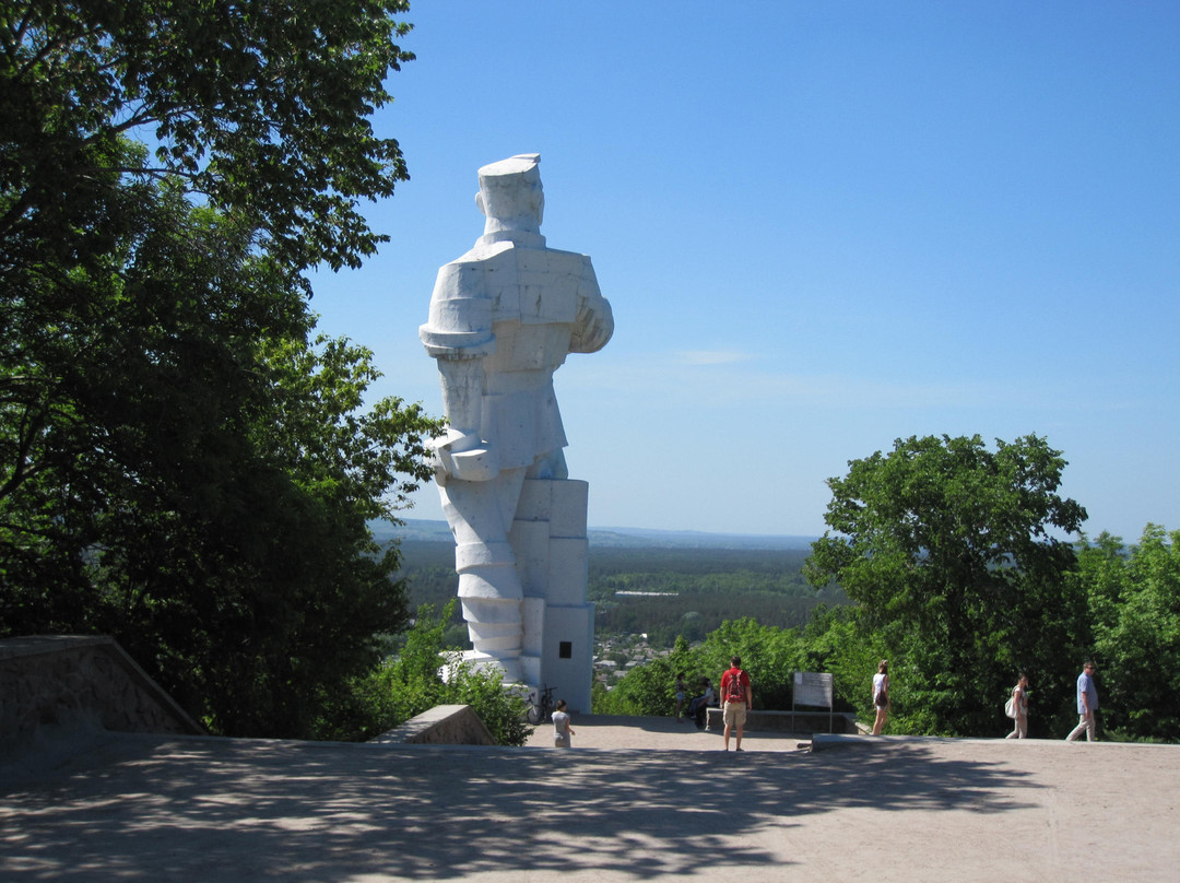 Monument to Artyom-Sviatohirsk必去景点