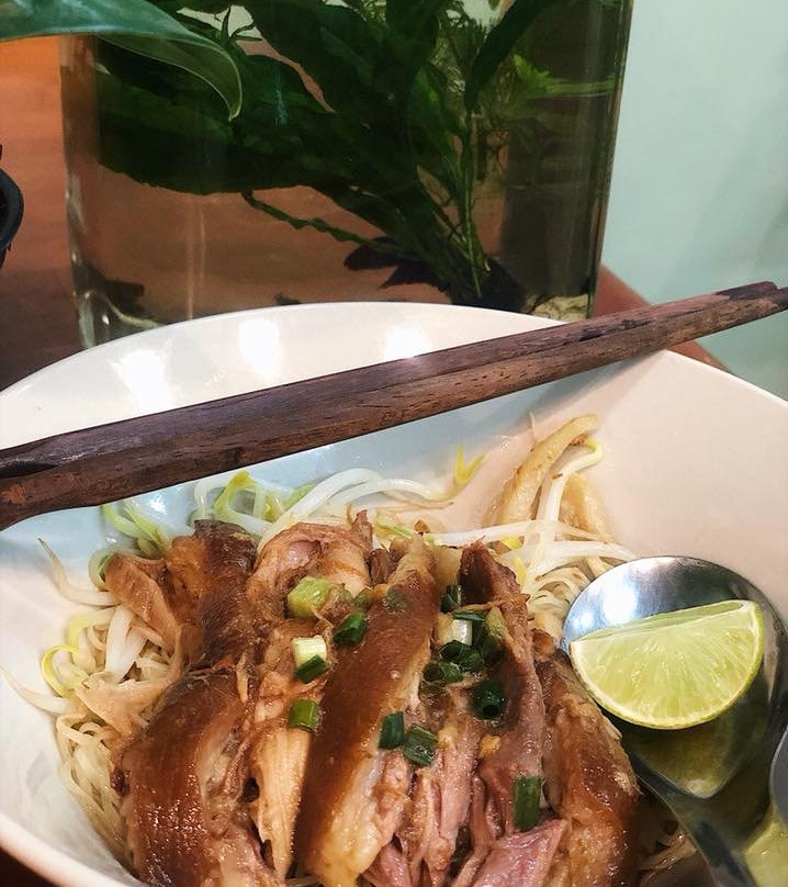 ชาม ก๋วยเตี๋ยวขาหมูเมืองทอง