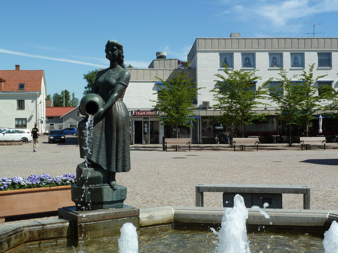 Statyn ''Kvinnan Vid Brunnen''景点图片
