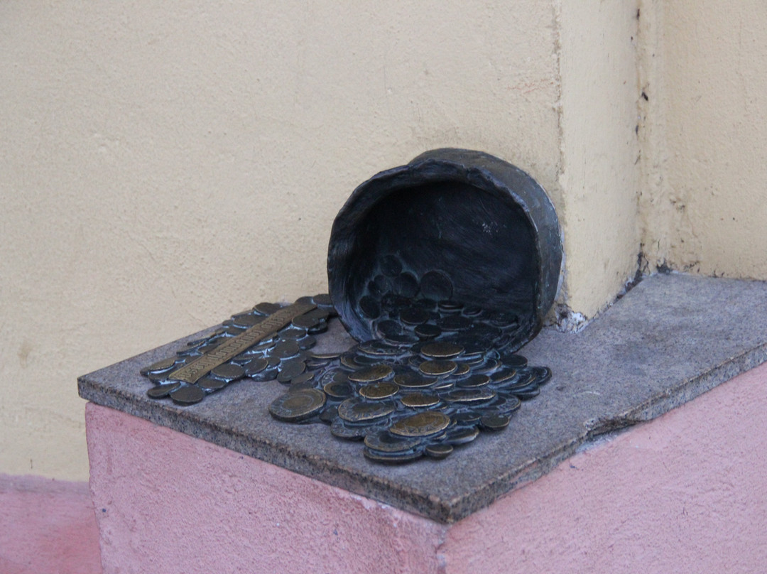 Sculpture The Pot with Money景点图片