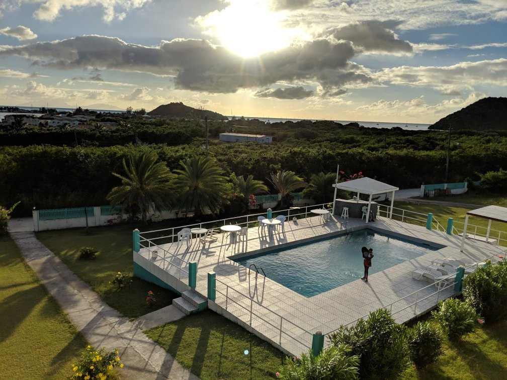 Royal Cove Hotel主图