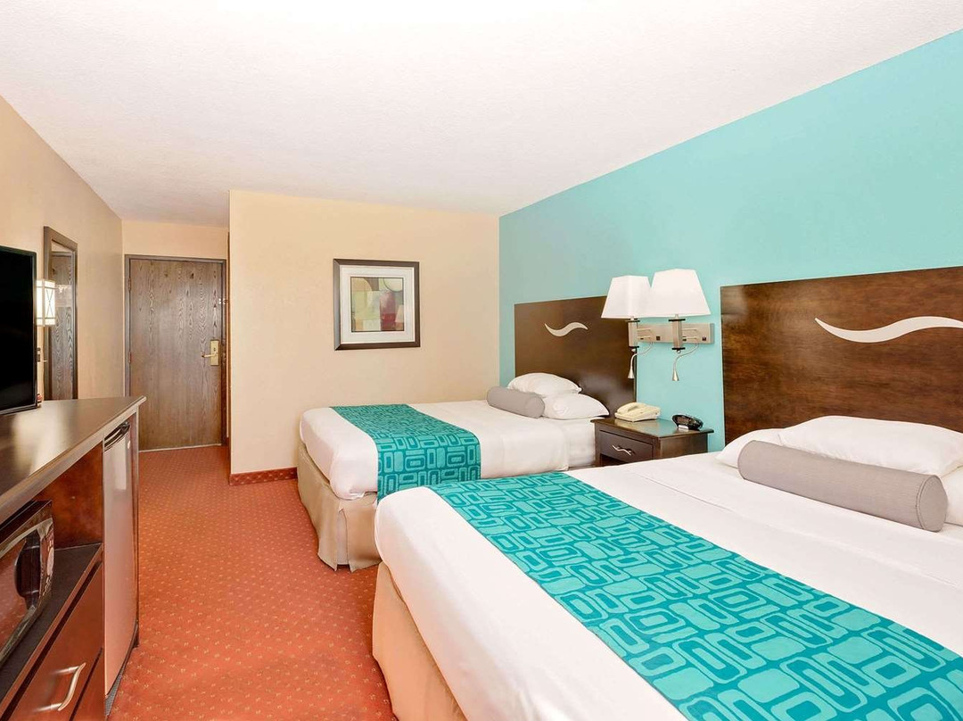 Howard Johnson by Wyndham Waterloo/Cedar Falls主图